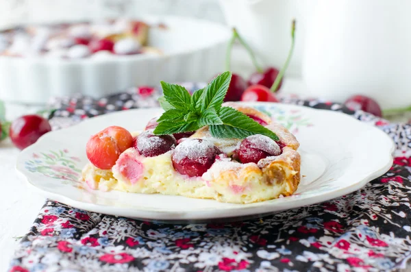 Kiraz ile süzme peynir pasta — Stok fotoğraf