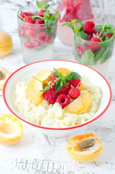 Bouillie de lait aux framboises et aux abricots — Photo