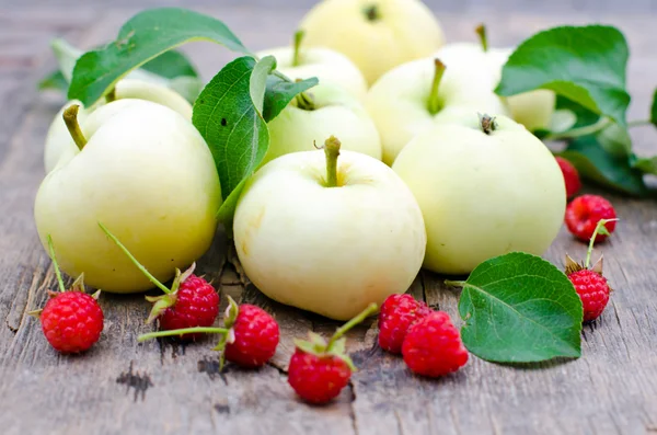 Fresh apples and raspberries — Stock Photo, Image