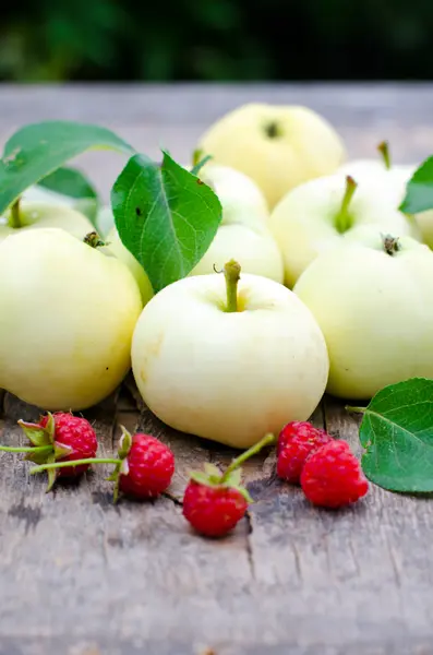 Frische Äpfel und Himbeeren — Stockfoto