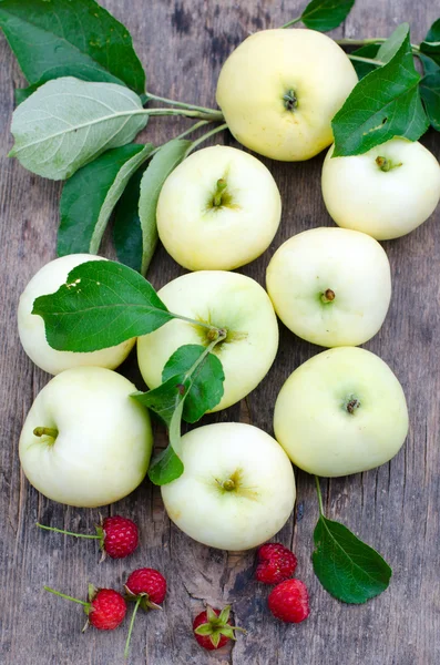 Manzanas y frambuesas frescas —  Fotos de Stock