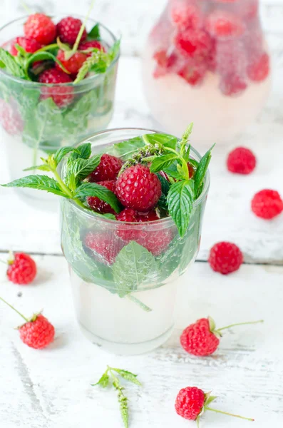 Lemonade with raspberry and mint — Stock Photo, Image