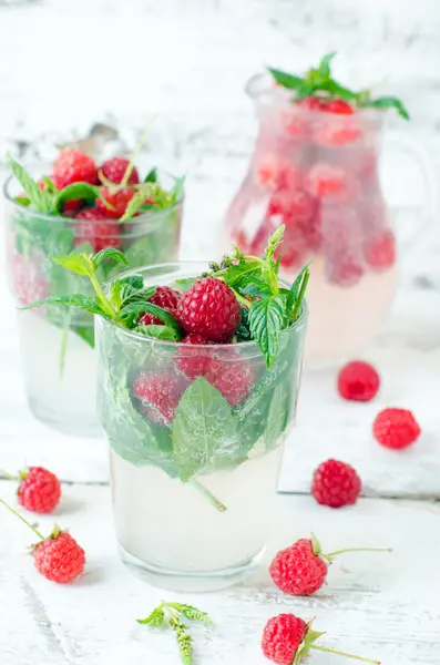 Lemonade with raspberry and mint — Stock Photo, Image
