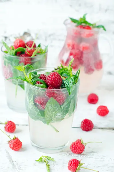 Limonade mit Himbeere und Minze — Stockfoto