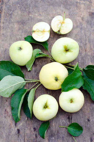 Manzanas frescas en la mesa de madera —  Fotos de Stock