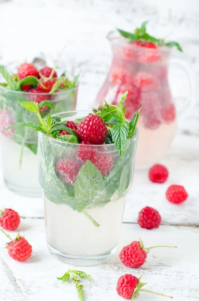 Limonada con frambuesa y menta —  Fotos de Stock