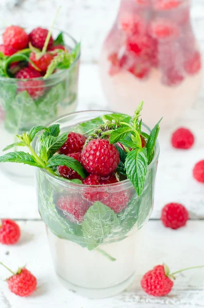 Limonada con frambuesa y menta —  Fotos de Stock