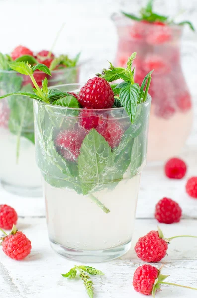 Limonade met framboos en mint — Stockfoto