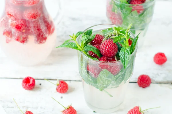 Limonade met framboos en mint — Stockfoto