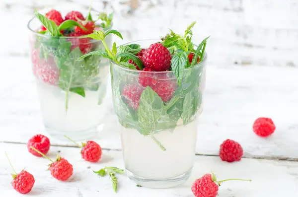 Limonada com framboesa e hortelã — Fotografia de Stock