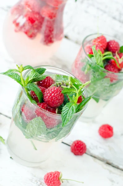 Limonade mit Himbeere und Minze — Stockfoto