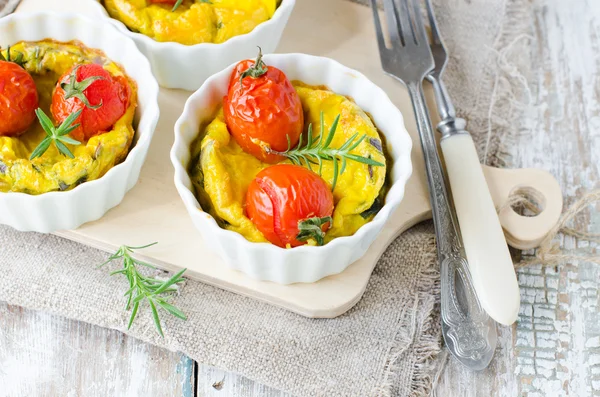 Omelet with tomatoes — Stock Photo, Image