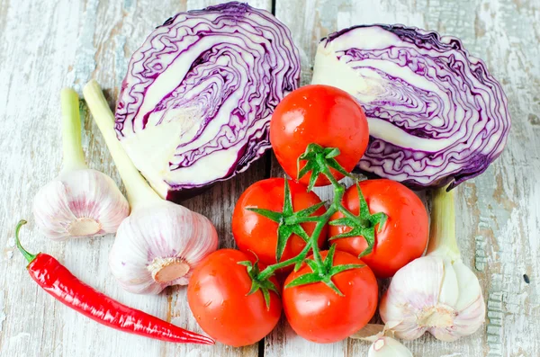Cavolo fresco, pomodori, aglio e pepe — Foto Stock