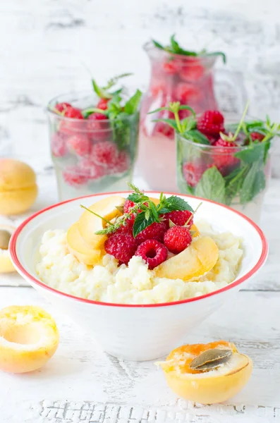 Melk PAP met frambozen en abrikozen — Stockfoto