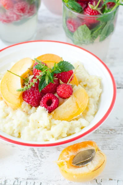 Milk porridge with raspberries and apricots — Stock Photo, Image