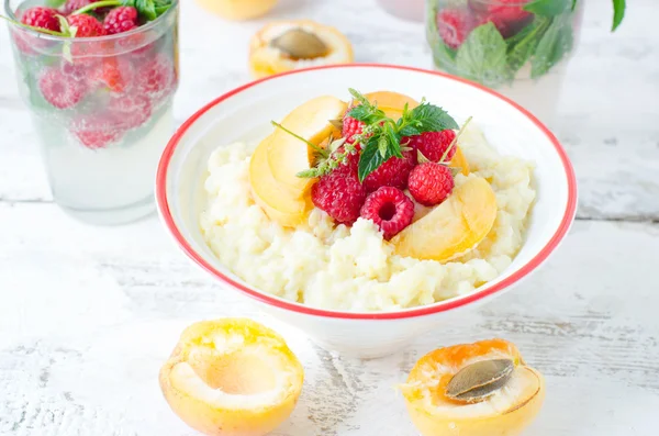 Farina d'avena con mirtilli e albicocche — Foto Stock