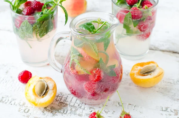 Limonata con bacche — Foto Stock