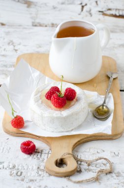 Brie peyniri bal ile