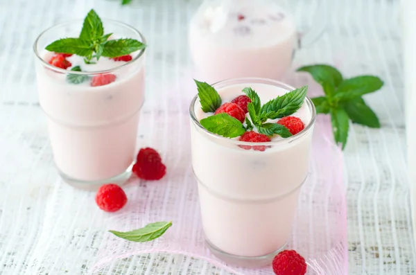 Homemade yoghurt with raspberries — Stock Photo, Image