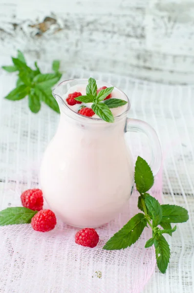 Cocktail au lait avec framboise — Photo