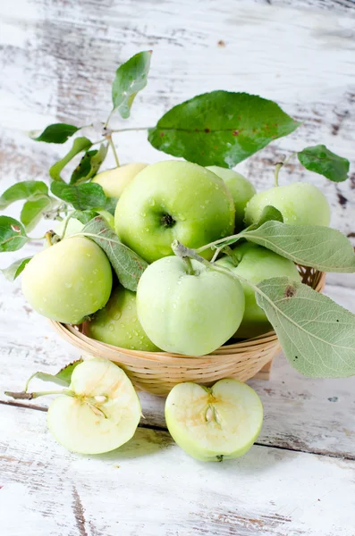 Čerstvá zelená jablka do koše — Stock fotografie
