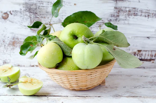Fresh green apples in the basket — Stock Photo, Image