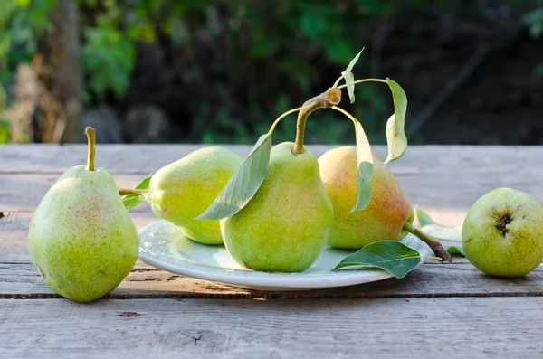 Fresh pears on a plate — Stock Photo, Image