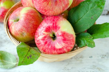 Sepette kırmızı elmalar