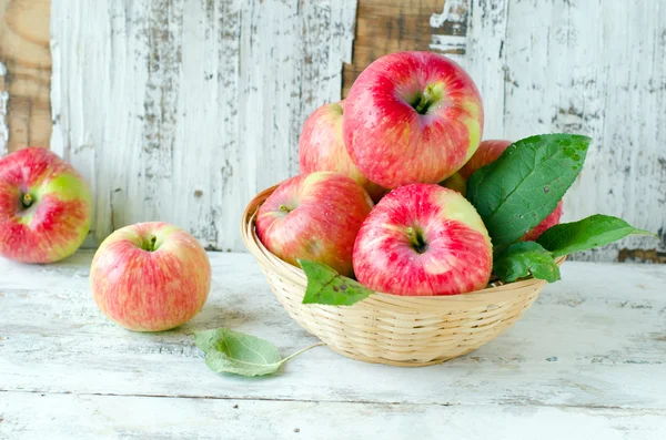 Red apples in a basket — Stock Photo, Image