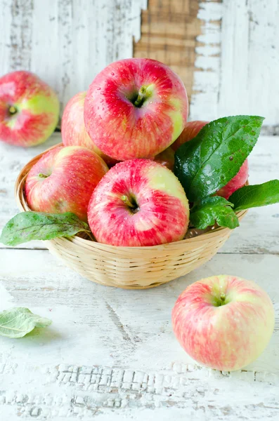 Rote Äpfel in einem Korb — Stockfoto