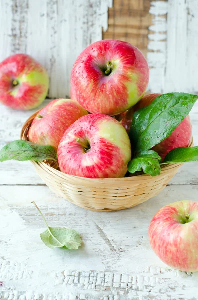 Rote Äpfel in einem Korb — Stockfoto