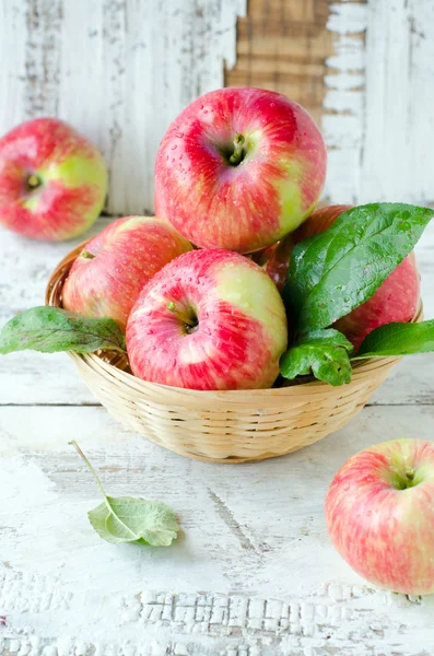 Red apples in a basket — Stock Photo, Image