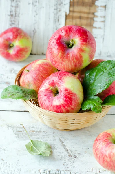 Rote Äpfel in einem Korb — Stockfoto