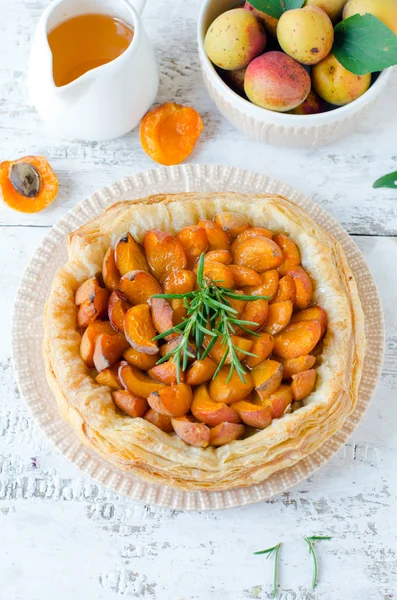 Пирог с абрикосом, сыром и медом — стоковое фото