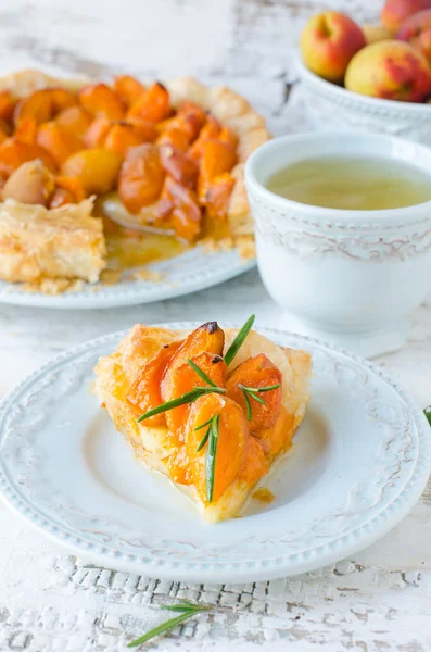 Tarta con albaricoque, queso y miel — Foto de Stock