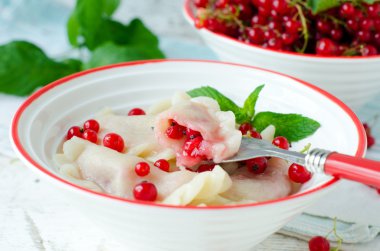 vareniki üzümü çilek ile