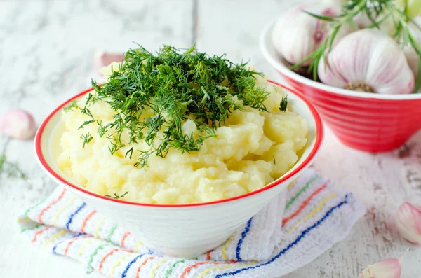 Aardappelpuree of gebakken met knoflook — Stockfoto