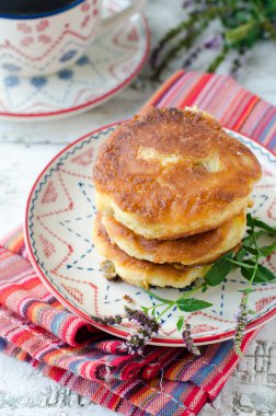 Peynirli krep vanilya ve kuru üzüm ile