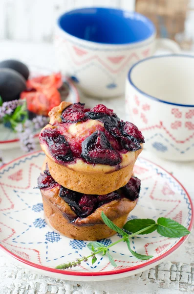 Muffins met pruimen — Stockfoto