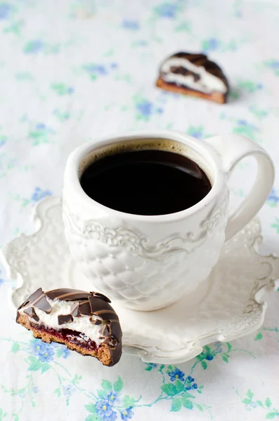 Uma xícara de café com chocolate doce — Fotografia de Stock
