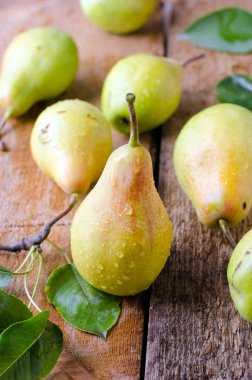 Tahta bir masada taze armutlar.