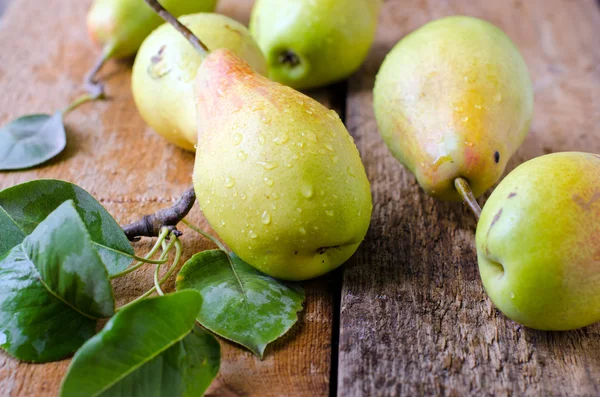 Frische Birnen auf einem Holztisch — Stockfoto