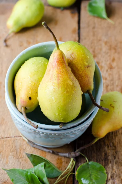 Fresh pears on a wooden table — Stock Photo, Image