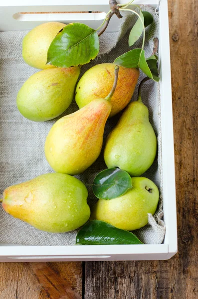 Färska päron på ett träbord — Stockfoto