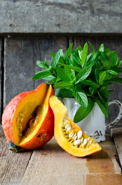 kabak ve ahşap bir masa üzerine nane