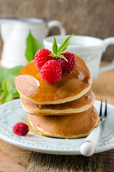 Pannkakor med honung och hallon — Stockfoto