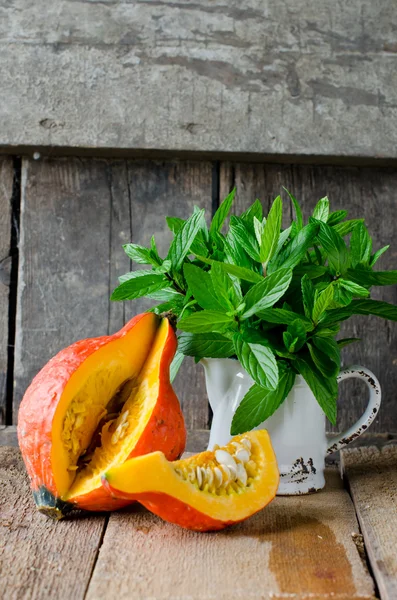 Zucca e menta su un tavolo di legno — Foto Stock