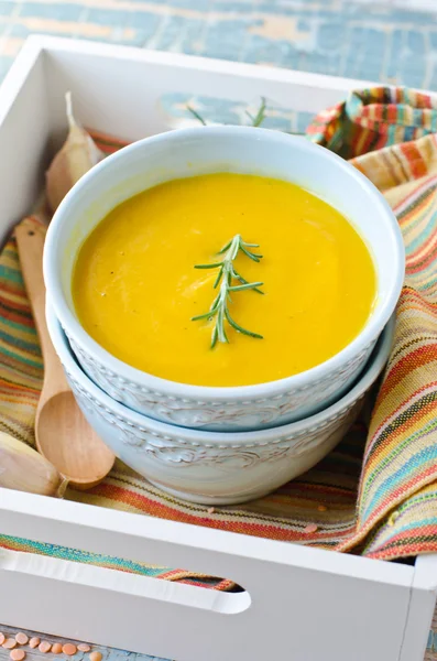 Pompoen crème soep met linzen en rozemarijn — Stockfoto