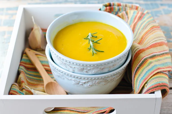 Dynia zupa krem z soczewicy i rozmarynem — Zdjęcie stockowe