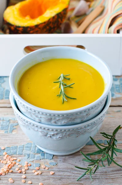 Pompoen crème soep met linzen en rozemarijn — Stockfoto